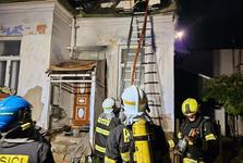 Při požáru tam zemřel muž, teď neudržovaný dům v Bítýšce hořel znovu. Plameny šlehaly ze sklepa