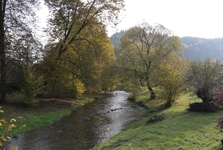 Muž u Tišnova natočil, jak rozvodněná řeka strhla lávku, která zkracuje místním cestu na pivo