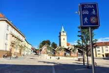 Proměna srdce Tišnova: nové náměstí osvětlují vlaštovky, dominantu ozdobily děti Proměna srdce Tišnova: nové náměstí osvětlují vlaštovky, dominantu ozdobily děti